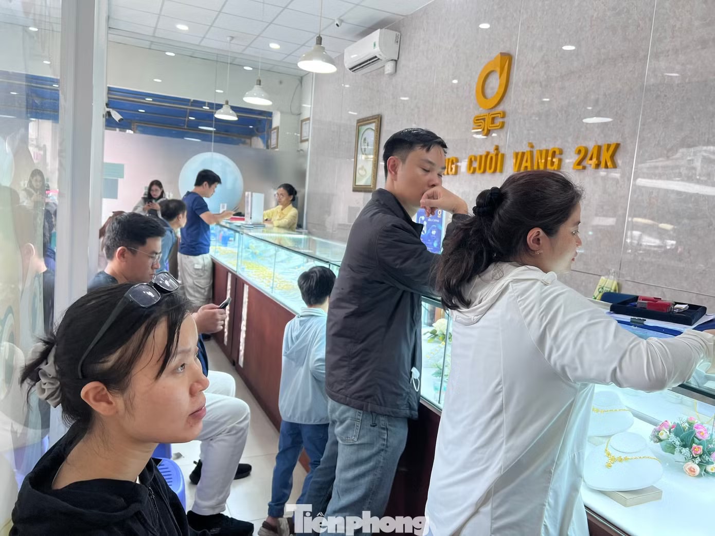 Sôi sục vì vàng trước nghỉ lễ - Ảnh 2.