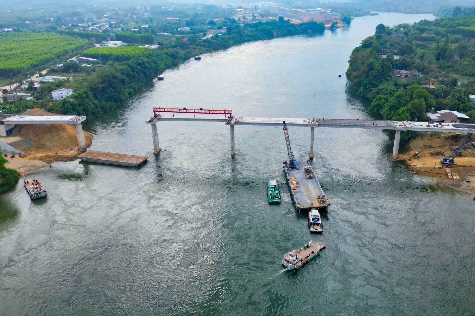 Ngày mai, chính thức hợp long cầu phục vụ thủy điện lớn nhất miền Nam, xóa bỏ bến phà đã hoạt động nhiều năm- Ảnh 2. Ngày mai, chính thức hợp long cầu phục vụ thủy điện lớn nhất miền Nam, xóa bỏ bến phà đã hoạt động nhiều năm- Ảnh 2.