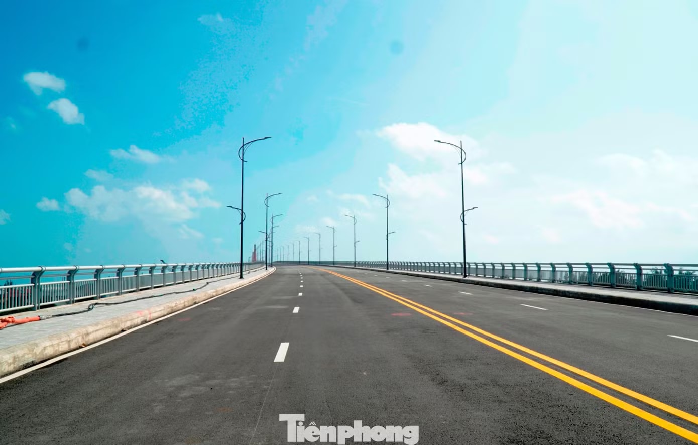 Trên cầu vượt cửa biển Thuận An, mặt cầu đã thảm bê tông nhựa, lắp đặt lan can, hệ thống điện chiếu sáng, sơn phân làn và hoàn tất kiểm định thử tải. Công trình đã đủ điều kiện kỹ thuật, sẵn sàng cho việc thông xe . Nhìn gần công trình vượt biển hơn 2.400 tỷ đồng thông xe ngày 30/4 - Ảnh 8.