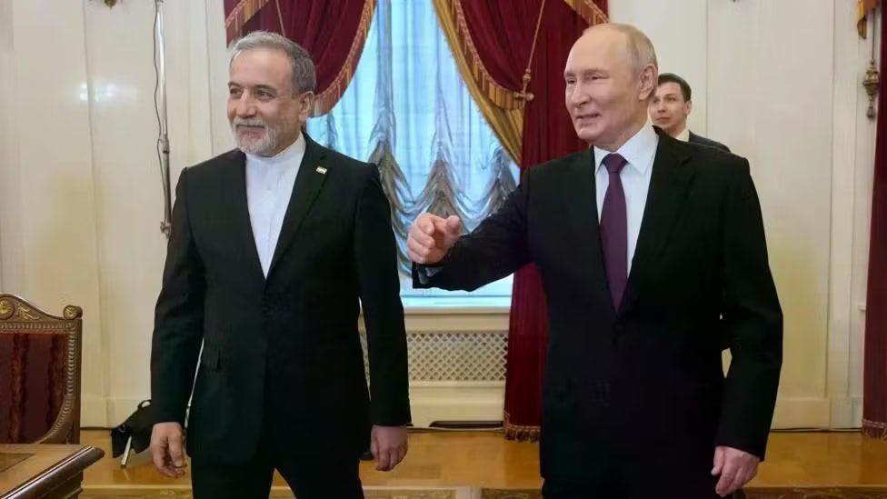 Tổng thống Nga Vladimir Putin gặp Ngoại trưởng Iran Abbas Araghchi. (Ảnh: EPA) Vì sao siêu du thuyền của tỷ phú Nga có thể thẳng tiến qua eo biển Hormuz bất chấp lệnh phong tỏa? - Ảnh 3.