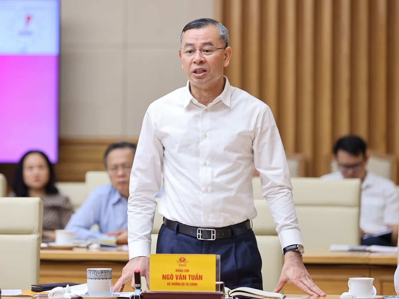 Bộ trưởng Bộ Tài chính Ngô Văn Tuấn báo cáo tại cuộc làm việc. Ảnh: VGP/Nhật Bắc Thủ tướng chỉ đạo về nâng ngưỡng doanh thu hộ kinh doanh không phải nộp thuế lên 1 tỷ đồng - Ảnh 2.