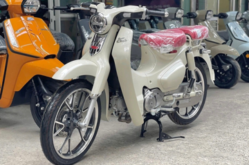 Chiếc Honda Super Cub với ngoại thất đặc biệt xuất hiện tại Hà Nội, giá cao hơn SH, gần bằng một chiếc ô tô