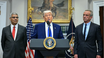 Ông Trump tung 'đòn thuế kép'