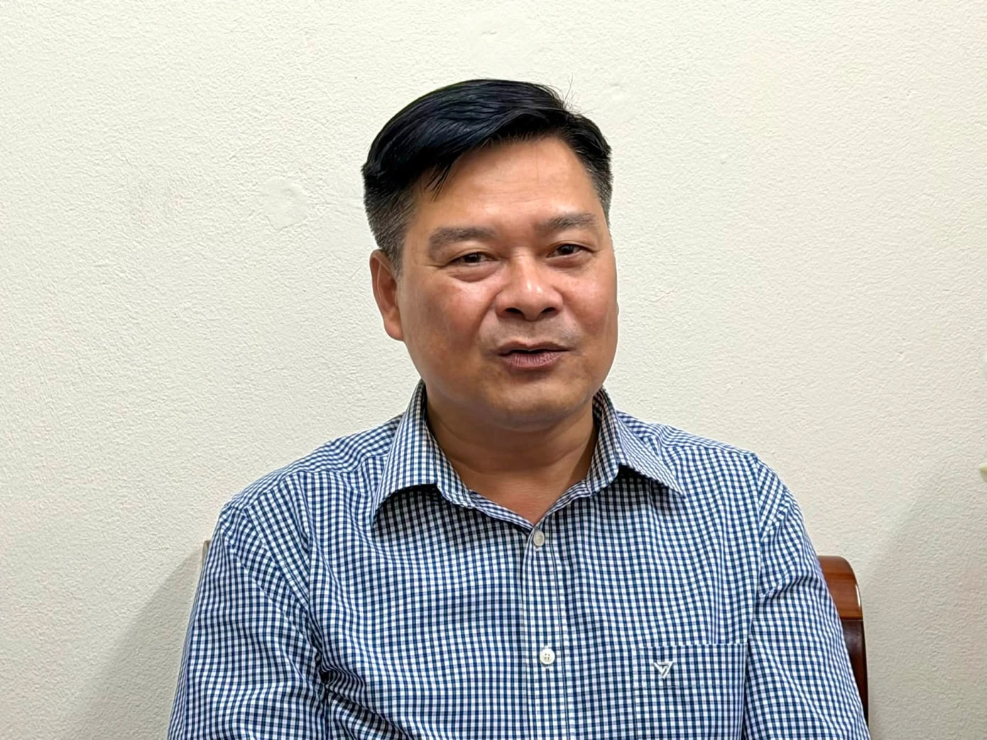 Phó Chủ tịch UBND Phường Thanh Liệt trao đổi với phóng viên về sự việc (ảnh: Hà Linh) Trường tiêu thụ thịt lợn của Công ty Cường Phát: Học sinh từng đau bụng, nhiễm khuẩn đường ruột - Ảnh 3.