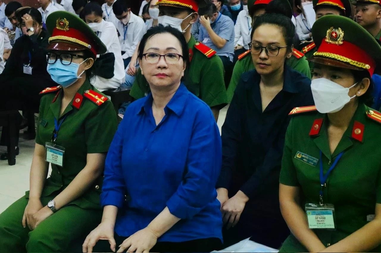 Bà Trương Mỹ Lan và cháu gái Trương Huệ Vân trong một lần ra tòa. Ảnh: Tân Châu. 8 tài sản của bà Trương Mỹ Lan mà Ngân hàng SCB đấu giá là gì? - Ảnh 2.