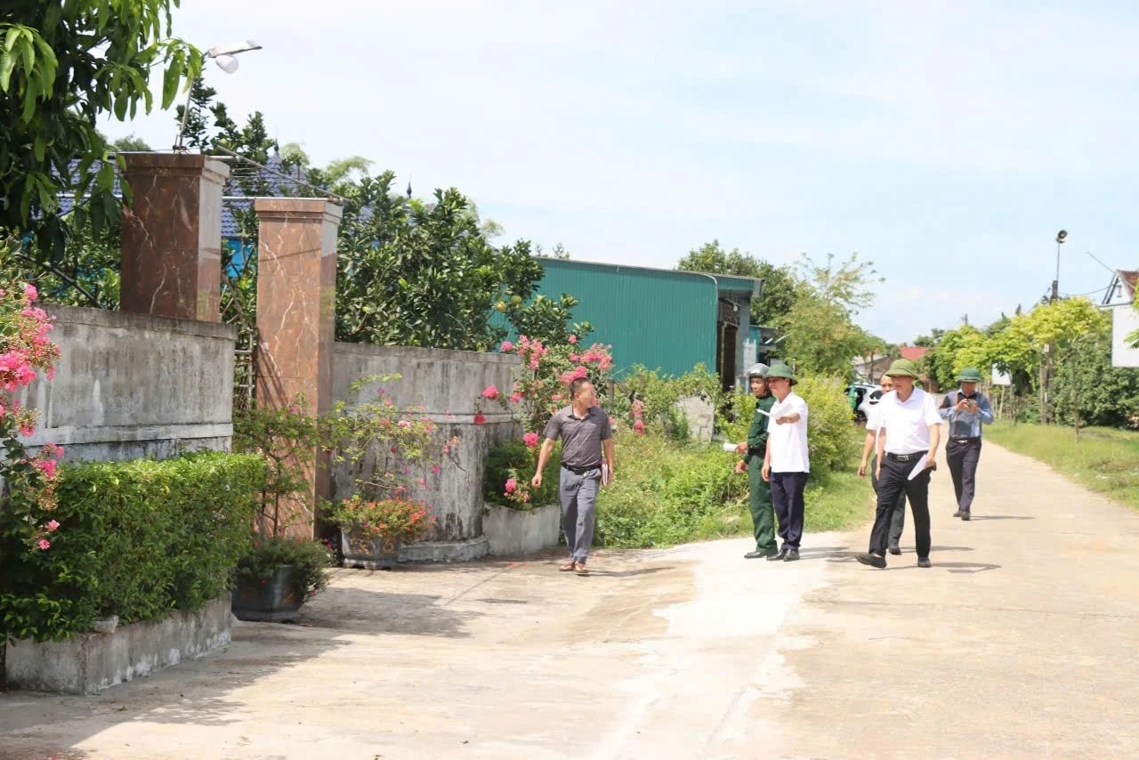 Lãnh đạo xã Đức Quang (tỉnh Hà Tĩnh) đi rà soát các hộ dân bị ảnh hưởng bởi Dự án đường sắt Bắc - Nam tốc độ cao. Gỡ vướng mặt bằng đường sắt tốc độ cao Bắc - Nam qua Hà Tĩnh - Ảnh 1.