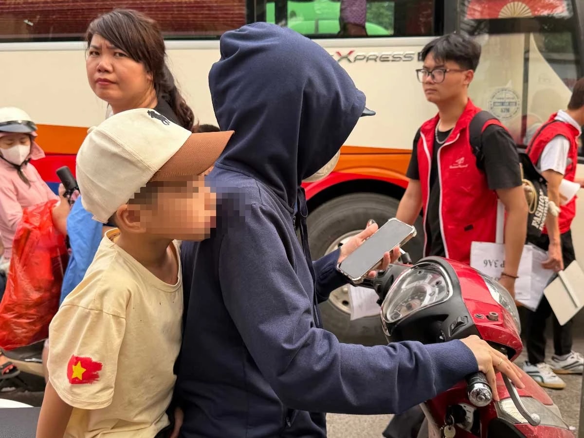 Phụ huynh đón con tại Trường tiểu học Chu Văn An chiều 2/4 (ảnh: Hà Linh) Trường tiêu thụ thịt lợn của Công ty Cường Phát: Học sinh từng đau bụng, nhiễm khuẩn đường ruột - Ảnh 1.