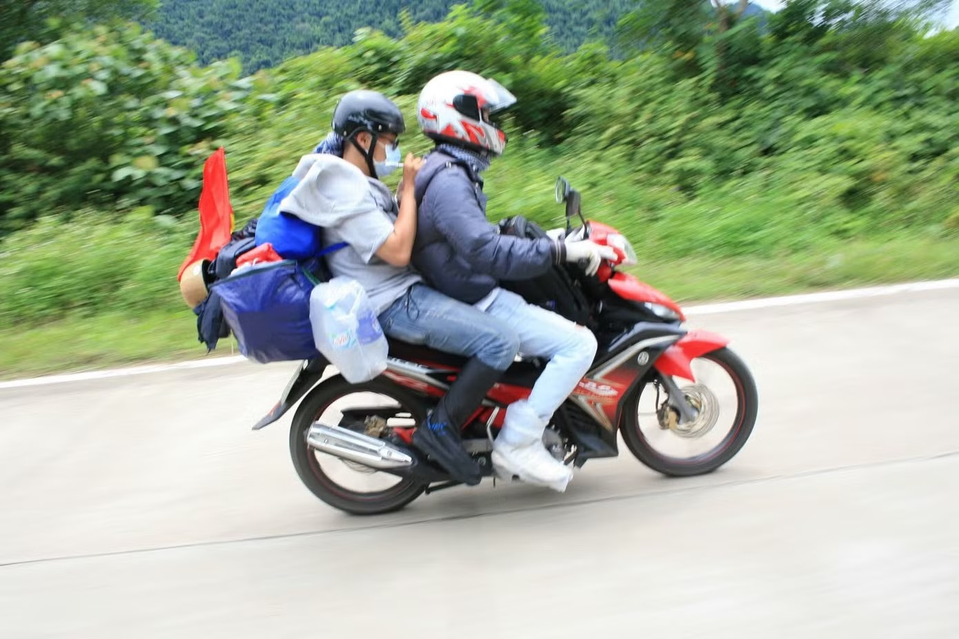 Nên chuẩn bị gọn nhẹ nhất có thể để thuận tiện di chuyển. Kinh nghiệm lái xe máy đường dài dịp nghỉ lễ - Ảnh 2.