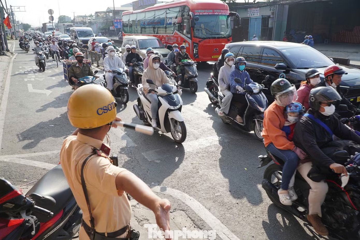 Người dân ùn ùn rời TPHCM đi nghỉ lễ - Ảnh 8.
