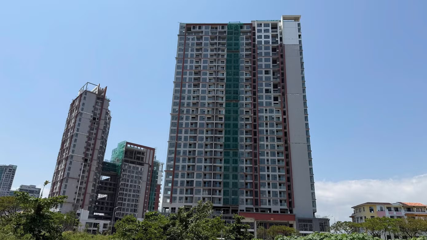 Một dự án căn hộ đang được xây dựng ở Đà Nẵng. Đà Nẵng quy định diện tích tối thiểu của condotel và căn hộ thương mại - Ảnh 1.