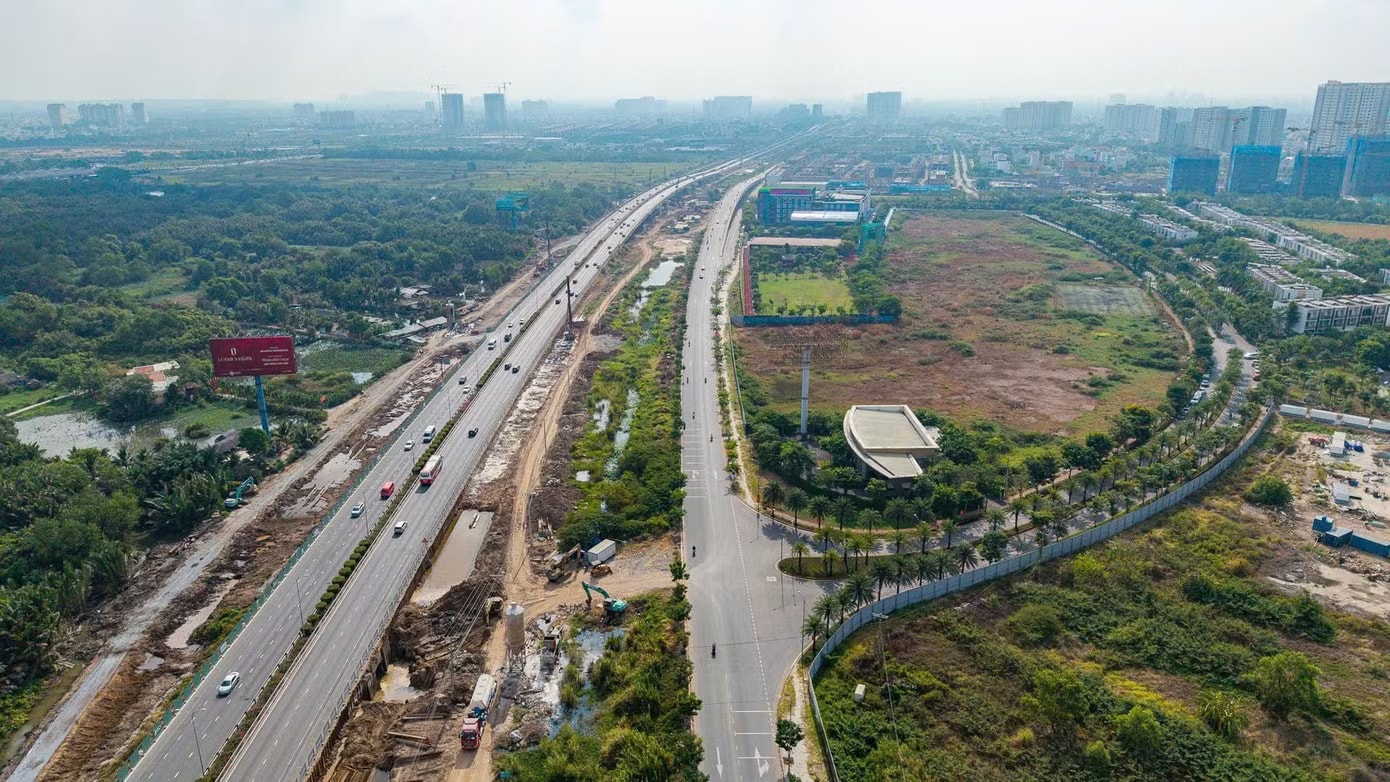 Người dân ùn ùn rời TPHCM đi nghỉ lễ - Ảnh 13.