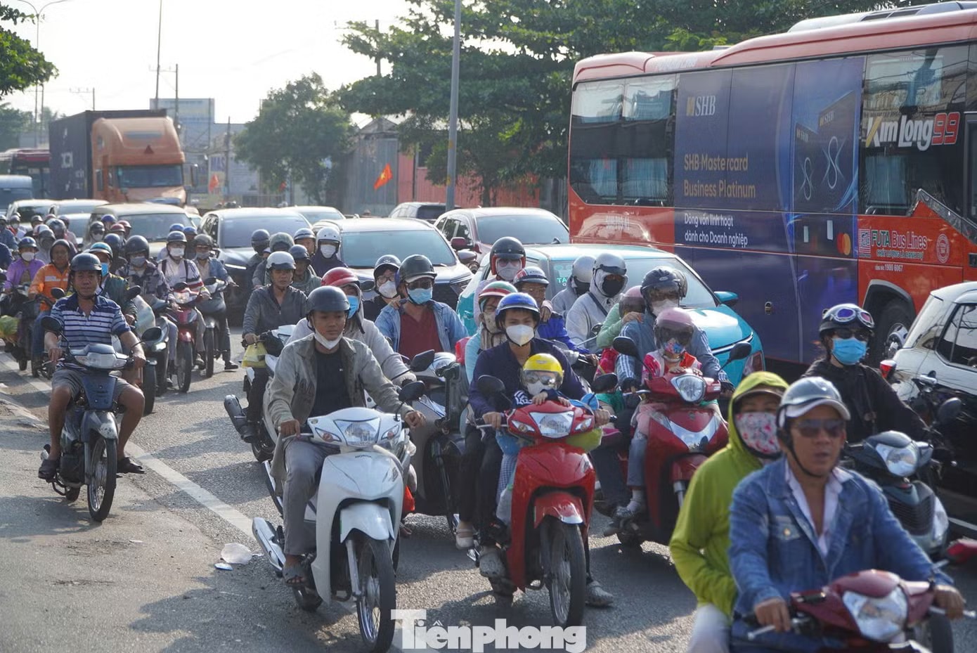Người dân ùn ùn rời TPHCM đi nghỉ lễ - Ảnh 6.