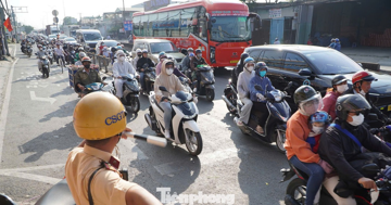 Người dân ùn ùn rời TPHCM đi nghỉ lễ