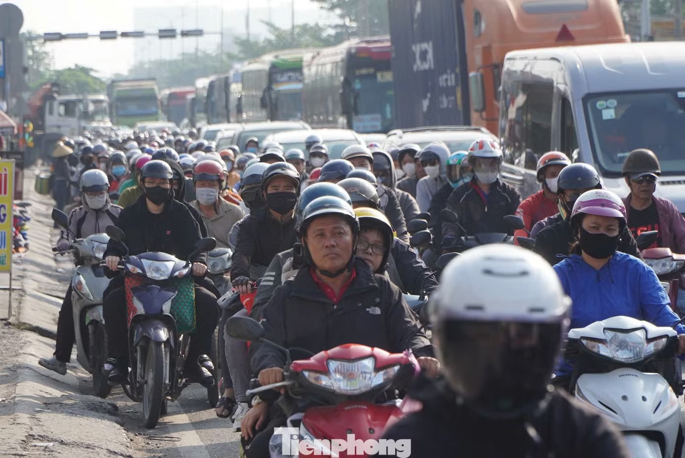 Người dân ùn ùn rời TPHCM đi nghỉ lễ - Ảnh 1.