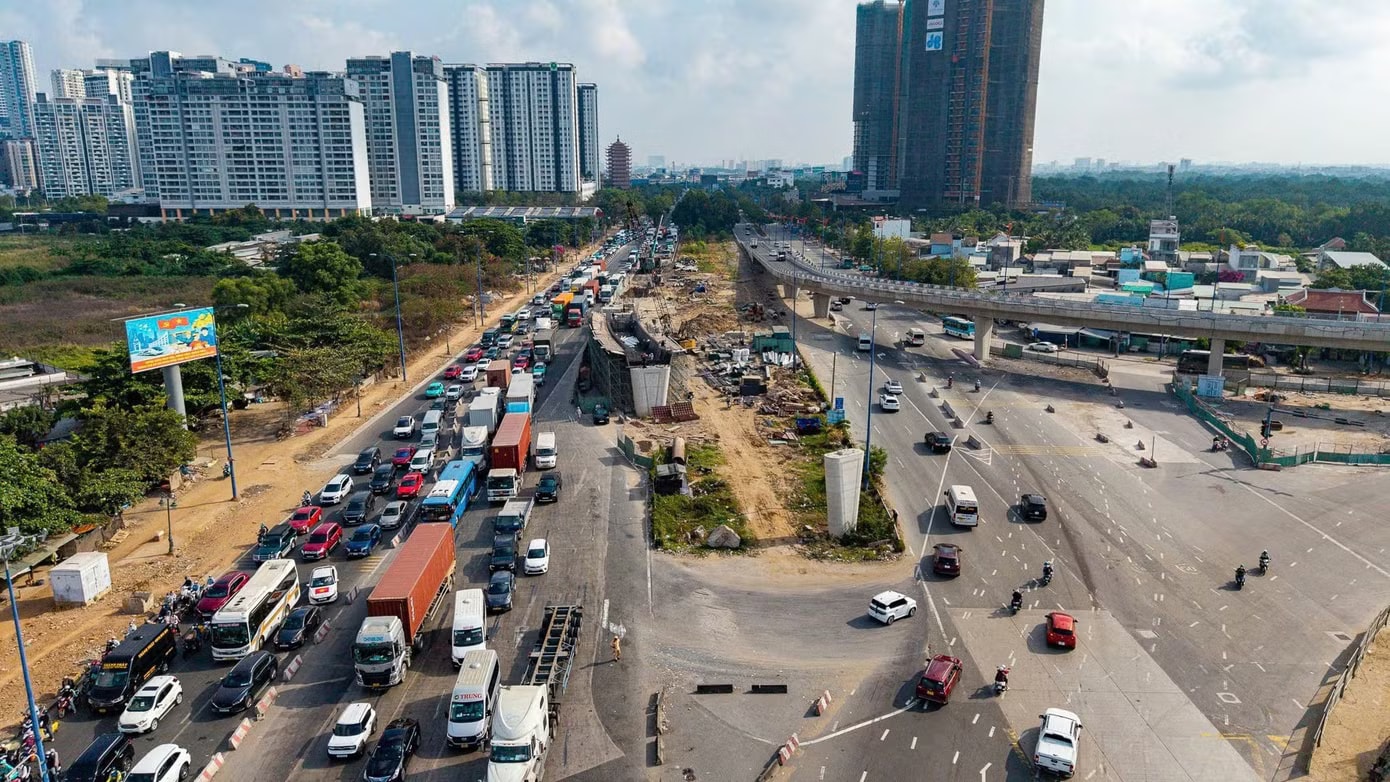 Người dân ùn ùn rời TPHCM đi nghỉ lễ - Ảnh 9.