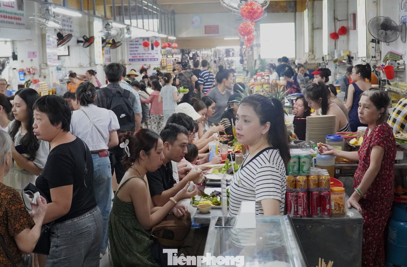 Toát mồ hôi nhìn du khách chen chân 'ăn sập' chợ Cồn Đà Nẵng - Ảnh 18.