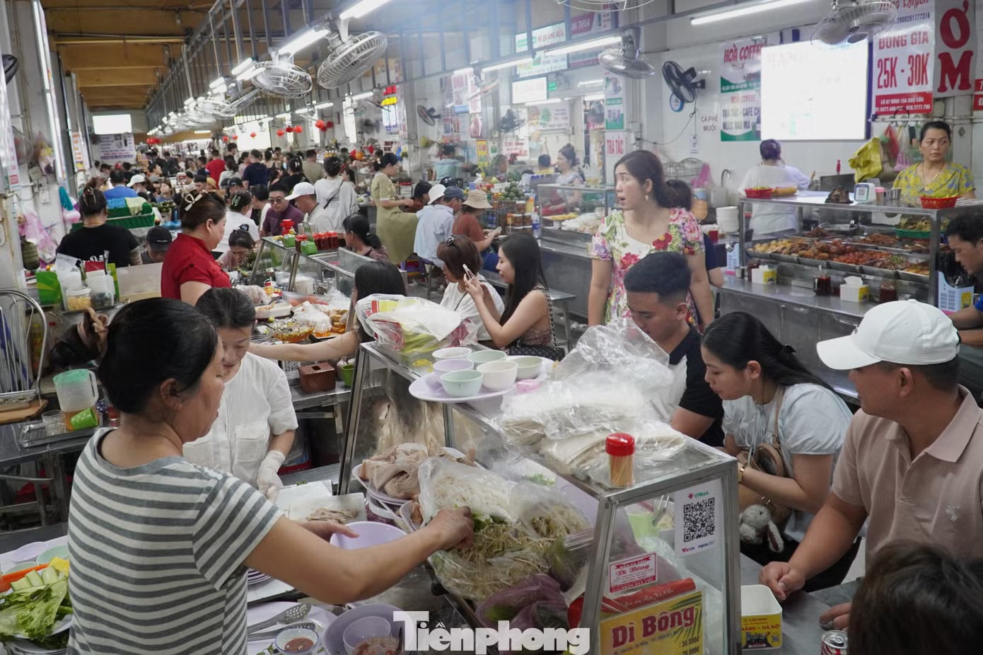 Toát mồ hôi nhìn du khách chen chân 'ăn sập' chợ Cồn Đà Nẵng - Ảnh 4.