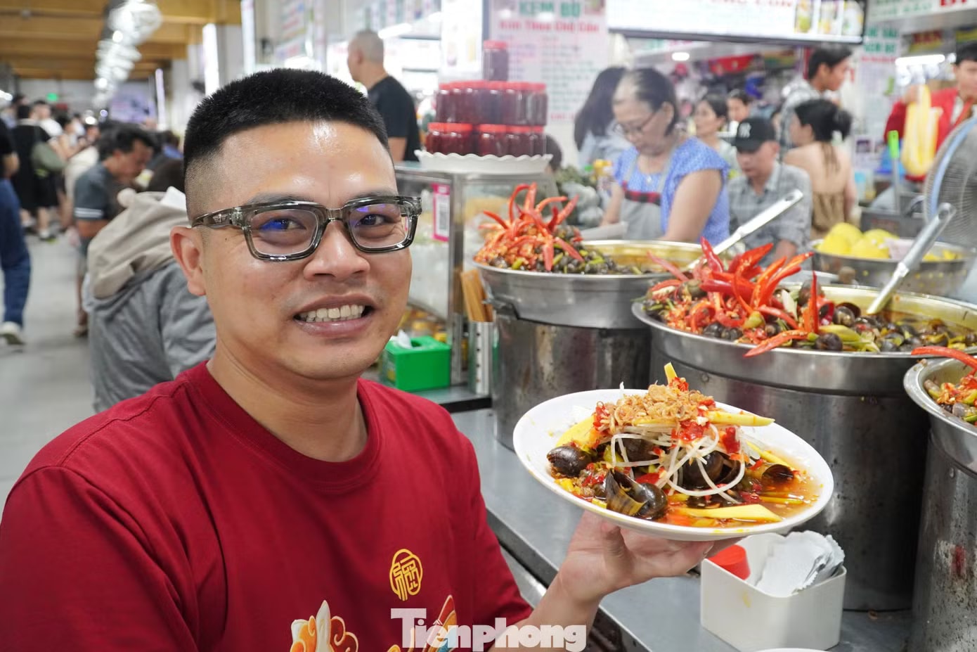 Toát mồ hôi nhìn du khách chen chân 'ăn sập' chợ Cồn Đà Nẵng - Ảnh 3.