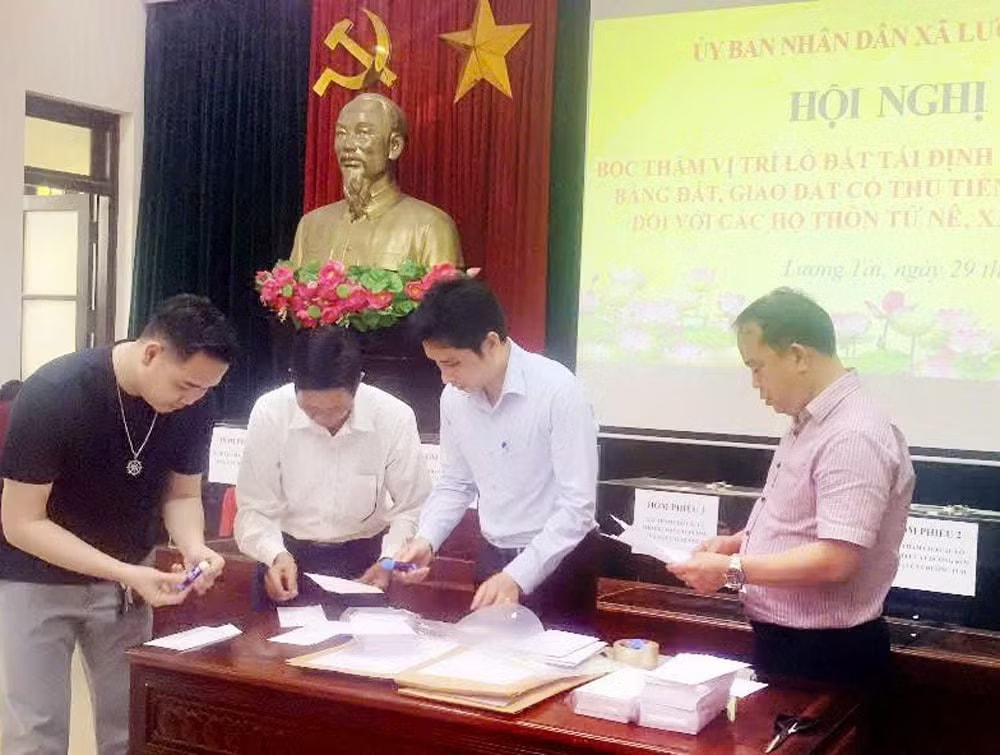 Bốc thăm đất tái định cư cho người dân dự án sân bay Gia Bình - Ảnh 1.