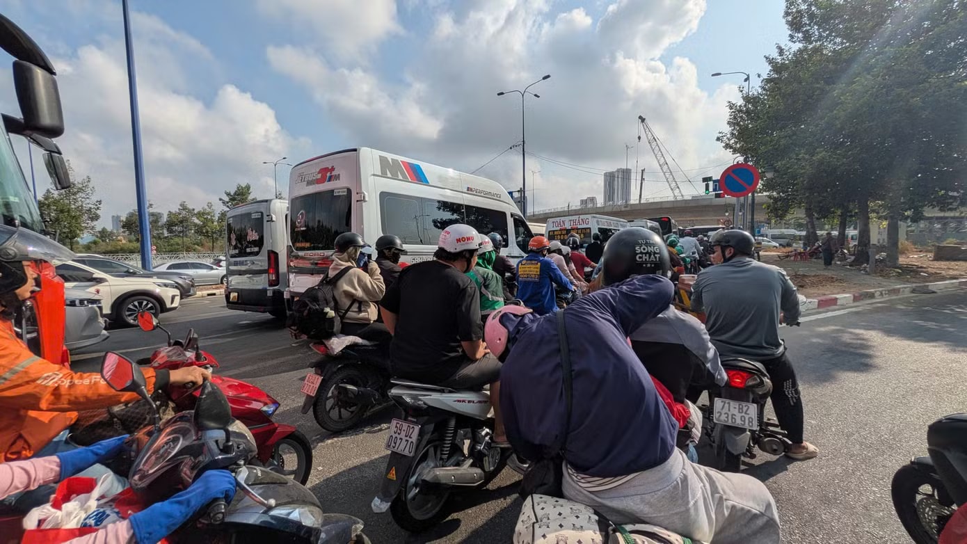 Người dân ùn ùn rời TPHCM đi nghỉ lễ - Ảnh 11.