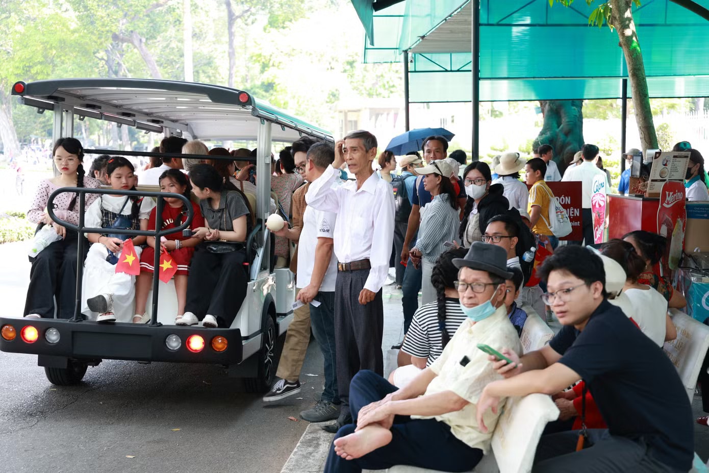 Trung tâm TPHCM trong thời khắc tròn 51 năm thống nhất đất nước - Ảnh 7.