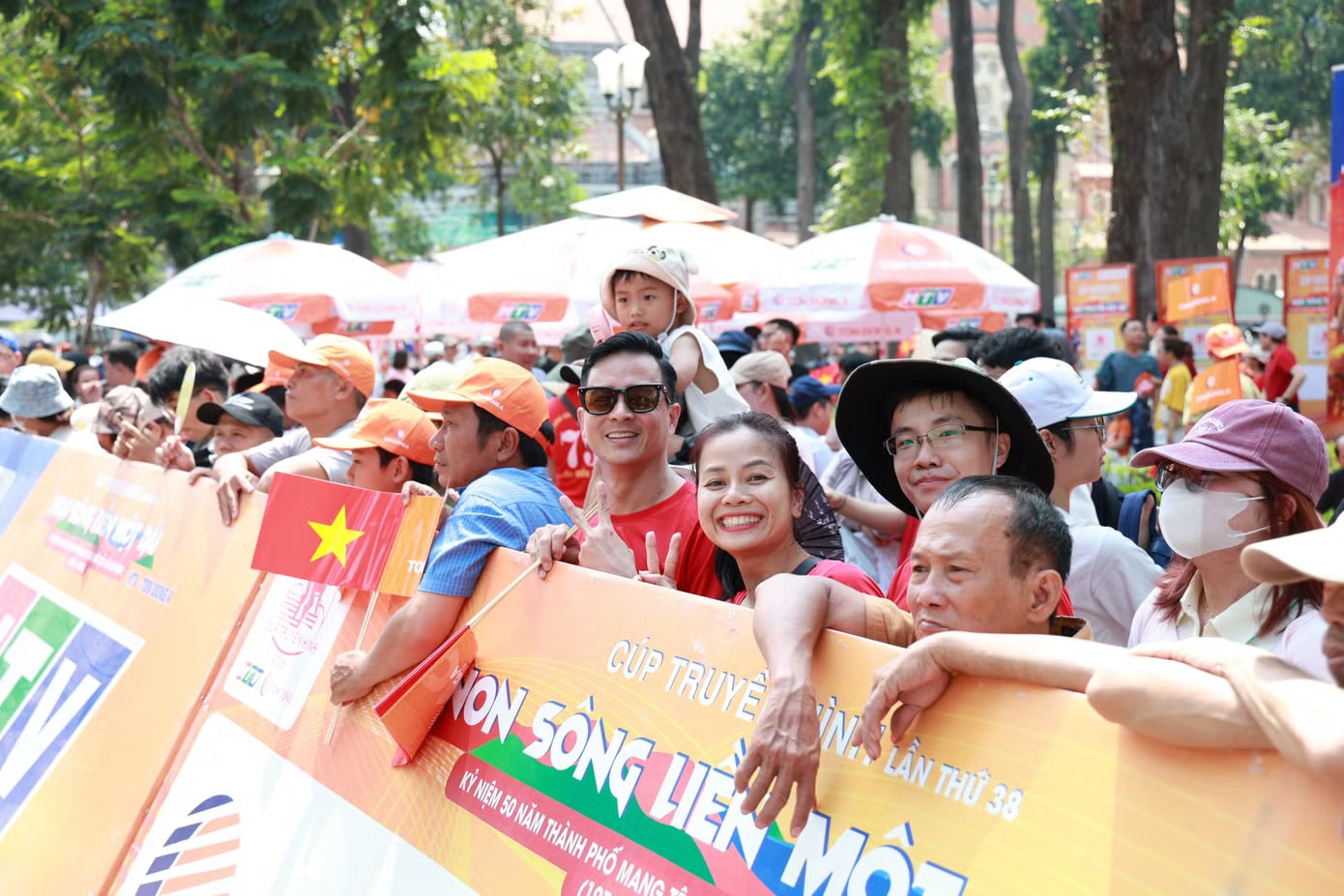 Trung tâm TPHCM trong thời khắc tròn 51 năm thống nhất đất nước - Ảnh 19.