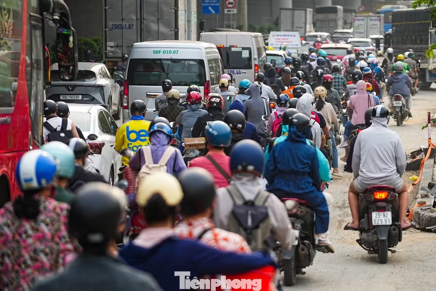 Lượng phương tiện rời thành phố tăng mạnh vào dịp lễ gây ùn tắc tại các cửa ngõ. Kinh nghiệm lái xe máy đường dài dịp nghỉ lễ - Ảnh 3.