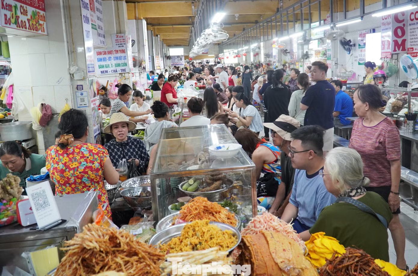 Toát mồ hôi nhìn du khách chen chân 'ăn sập' chợ Cồn Đà Nẵng - Ảnh 6.