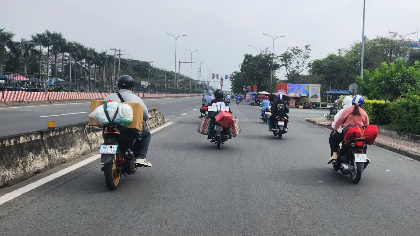 Hãy luôn giữ khoảng cách an toàn với xe đi phía trước. Kinh nghiệm lái xe máy đường dài dịp nghỉ lễ - Ảnh 5.