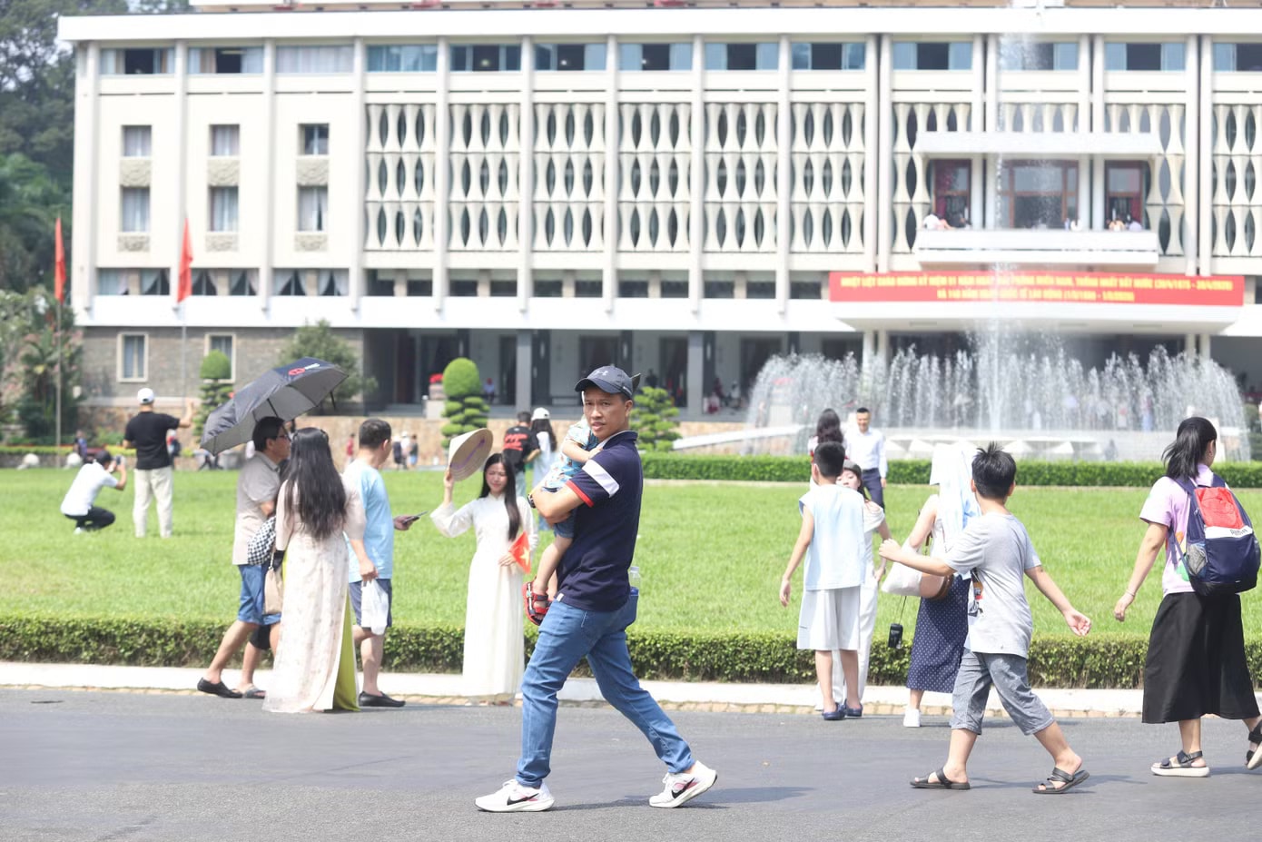 Trung tâm TPHCM trong thời khắc tròn 51 năm thống nhất đất nước - Ảnh 2.