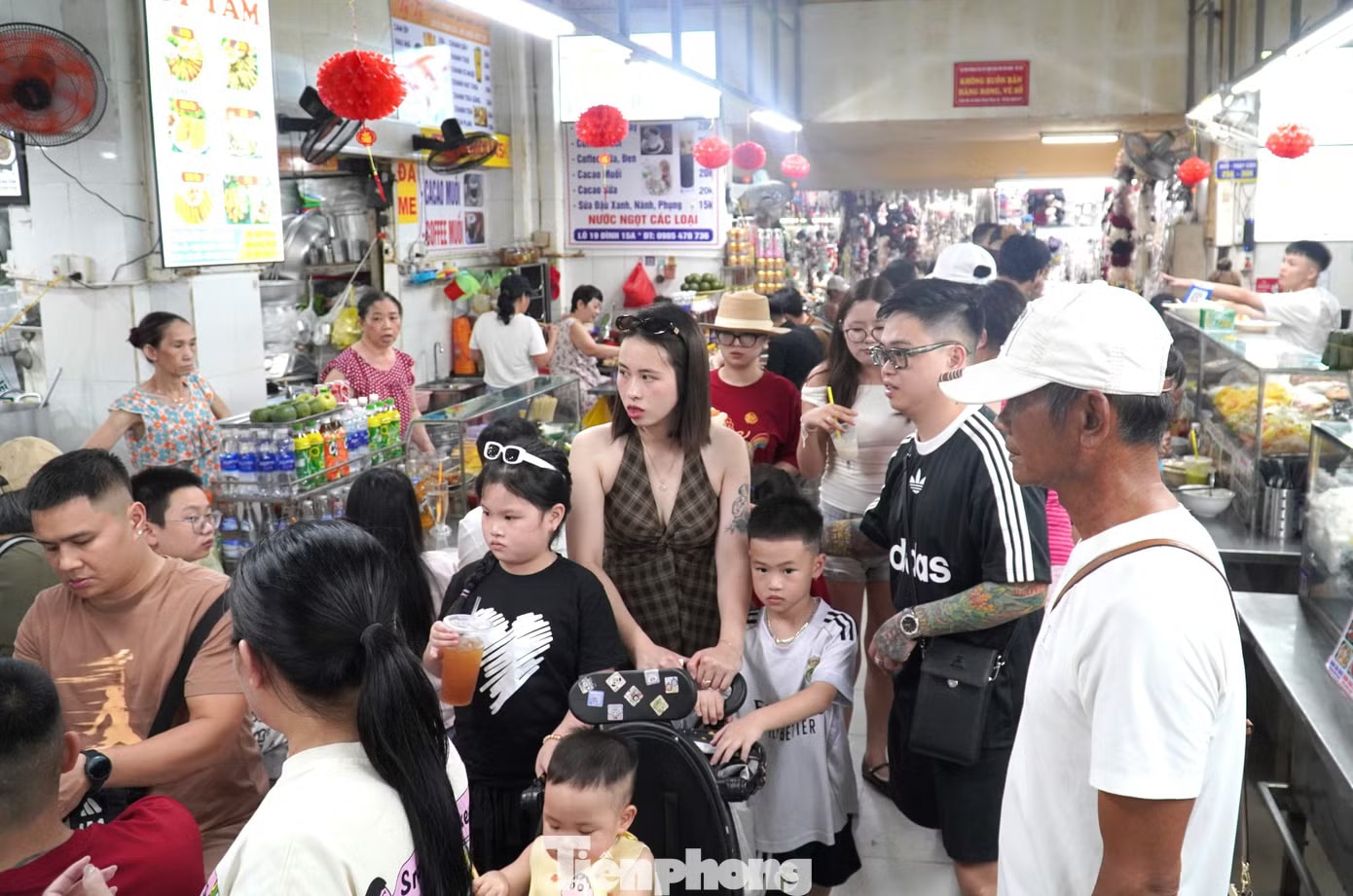 Toát mồ hôi nhìn du khách chen chân 'ăn sập' chợ Cồn Đà Nẵng - Ảnh 15.
