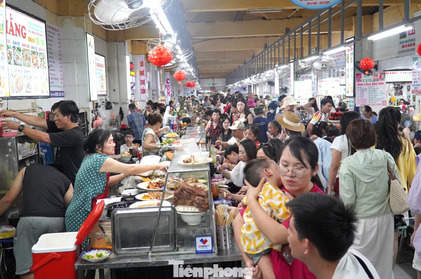 Toát mồ hôi nhìn du khách chen chân 'ăn sập' chợ Cồn Đà Nẵng - Ảnh 2.