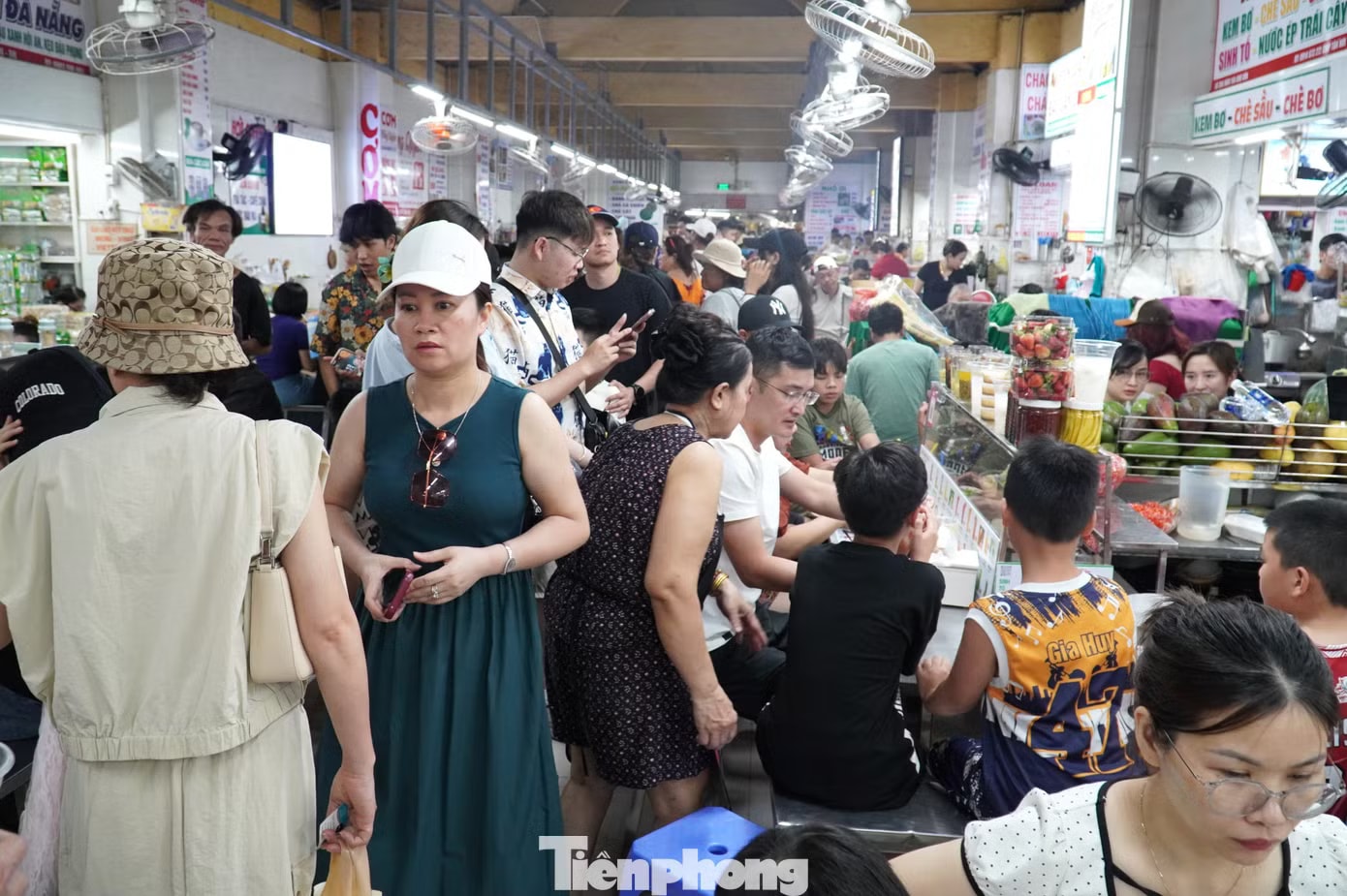 Toát mồ hôi nhìn du khách chen chân 'ăn sập' chợ Cồn Đà Nẵng - Ảnh 14.