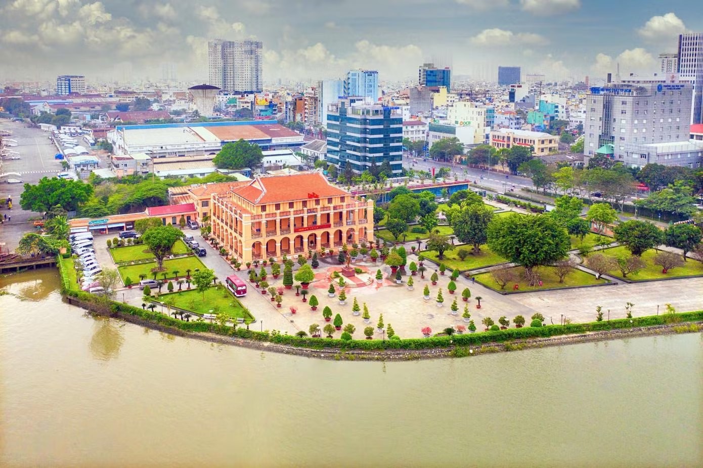 Nằm trên trục đường Nguyễn Tất Thành, Bảo tàng Hồ Chí Minh - chi nhánh TP.HCM được đặt tại Bến Nhà Rồng là không gian văn hóa tiêu biểu lan tỏa giá trị tư tưởng, đạo đức và phong cách Hồ Chí Minh. Không gian Bến Nhà Rồng, nơi Bác ra đi tìm đường cứu nước được mở rộng ra sao? - Ảnh 3.