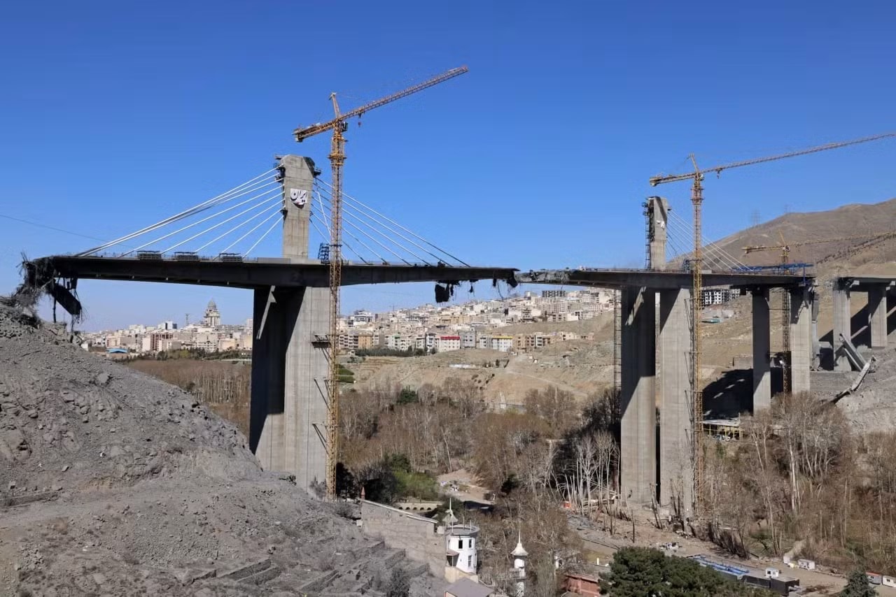 Nạn nhân vụ cây cầu bị tấn công ở Iran: ‘Đá rơi như mưa’ - Ảnh 1.