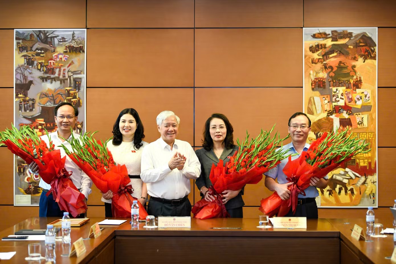 Phó Chủ tịch Thường trực Quốc hội Đỗ Văn Chiến chúc mừng nhân sự được bầu sáng nay. Ảnh: Như Ý Tổ chức thành công Kỳ họp thứ Nhất, mở đầu nhiệm kỳ với khí thế mới - Ảnh 3.