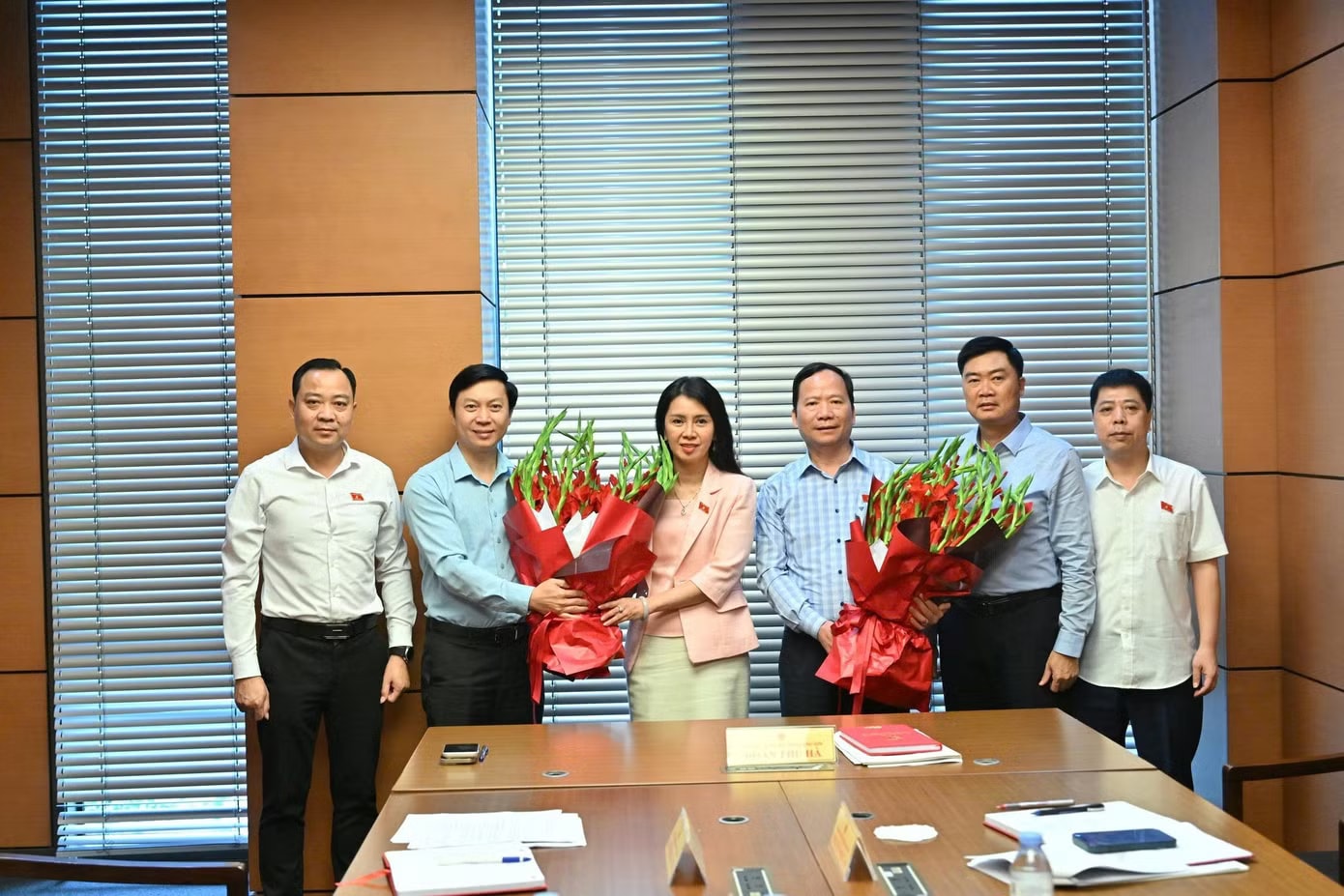 Bà Đoàn Thu Hà - Chủ tịch Ủy ban MTTQ tỉnh Lạng Sơn và ông Nguyễn Đặng Ân, Giám đốc Sở Văn hóa, Thể thao và Du lịch được bầu giữ chức Trưởng đoàn và Phó Trưởng đoàn ĐBQH khóa XVI. Chủ tịch MTTQ tỉnh Lạng Sơn làm Trưởng đoàn ĐBQH tỉnh Lạng Sơn - Ảnh 1.