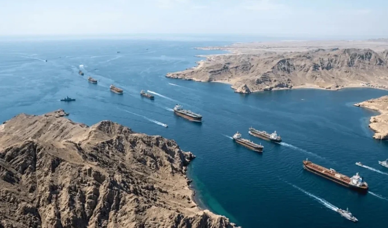 Tàu thuyền đi qua eo biển Hormuz