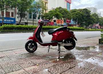 ‘Vespa điện’ đẹp kiêu sa nhưng giá gần 17 triệu: Cốp rộng, sạc 1 lần đi xa tới 70km, rất phù hợp giữa lúc giá xăng tăng