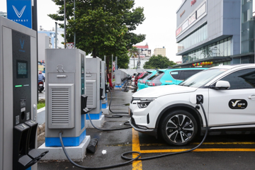 Xe nhập ồ ạt nhưng vì sao trạm sạc xe điện ngoại vẫn là ‘bài toán khó’ ở Việt Nam?