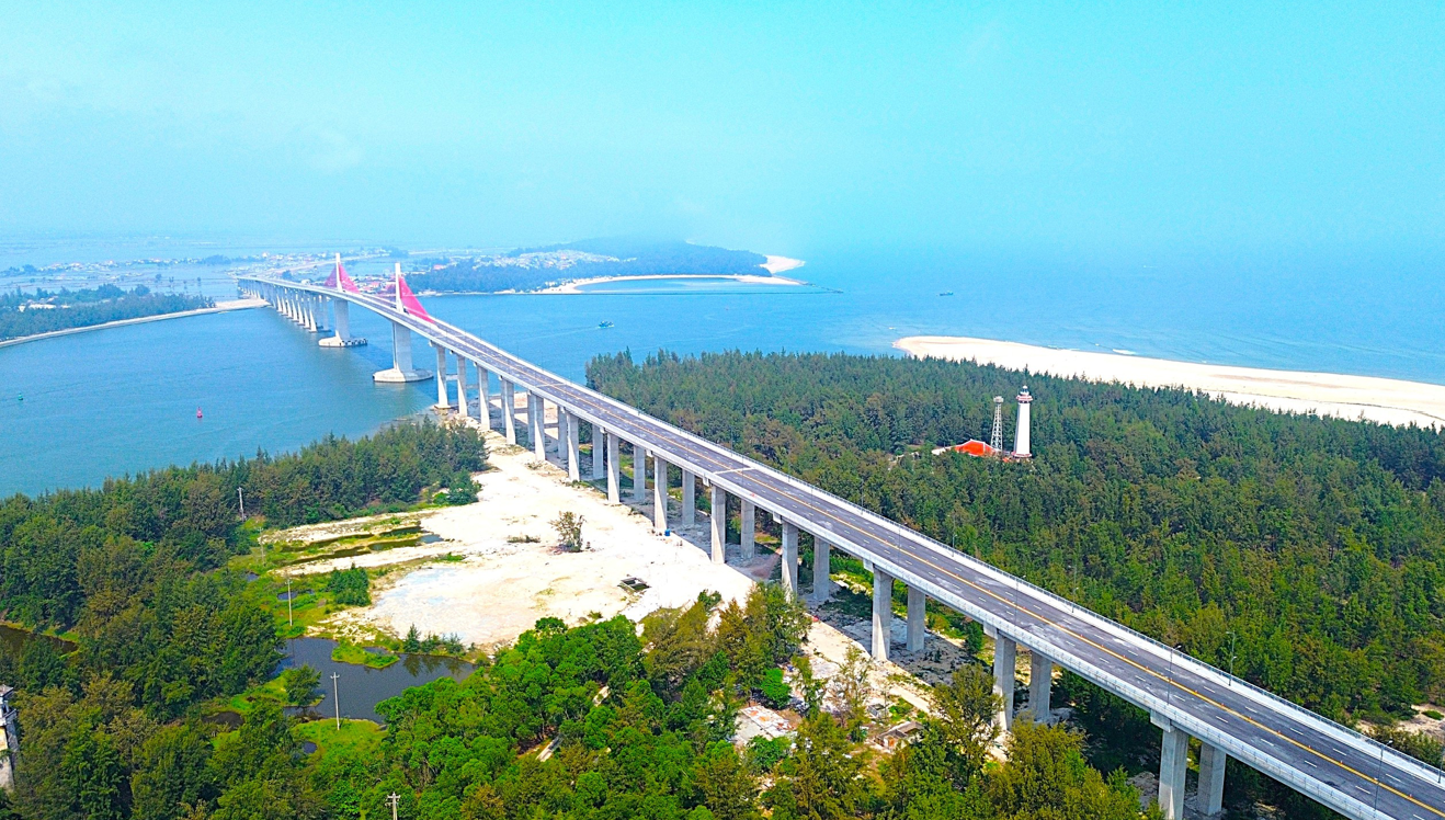 Chỉ 1 tháng nữa, cây cầu vượt biển dài nhất miền Trung chính thức thông xe, kết thúc hơn 100 năm di chuyển bằng đò của người dân đôi bờ- Ảnh 1. Chỉ 1 tháng nữa, cây cầu vượt biển dài nhất miền Trung chính thức thông xe, kết thúc hơn 100 năm di chuyển bằng đò của người dân đôi bờ- Ảnh 1.