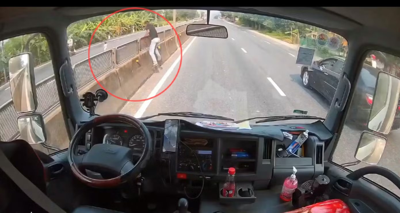 Tài xế ‘liều’ dừng xe giữa quốc lộ cứu bé gái thoát tình huống nguy hiểm - Ảnh 1.