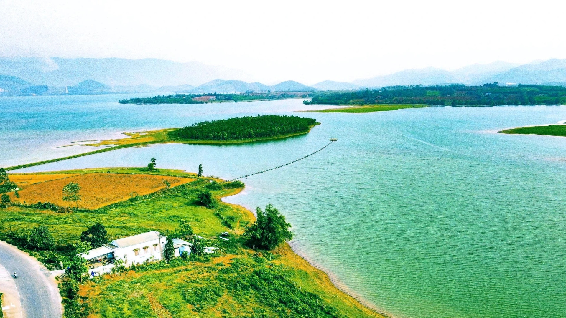 Hồ nước ngọt rộng gấp 6 lần Hồ Tây sẽ là khu du lịch sinh thái, quy mô vốn lên đến 32.000 tỷ- Ảnh 1. Hồ nước ngọt rộng gấp 6 lần Hồ Tây sẽ là khu du lịch sinh thái, quy mô vốn lên đến 32.000 tỷ- Ảnh 1.