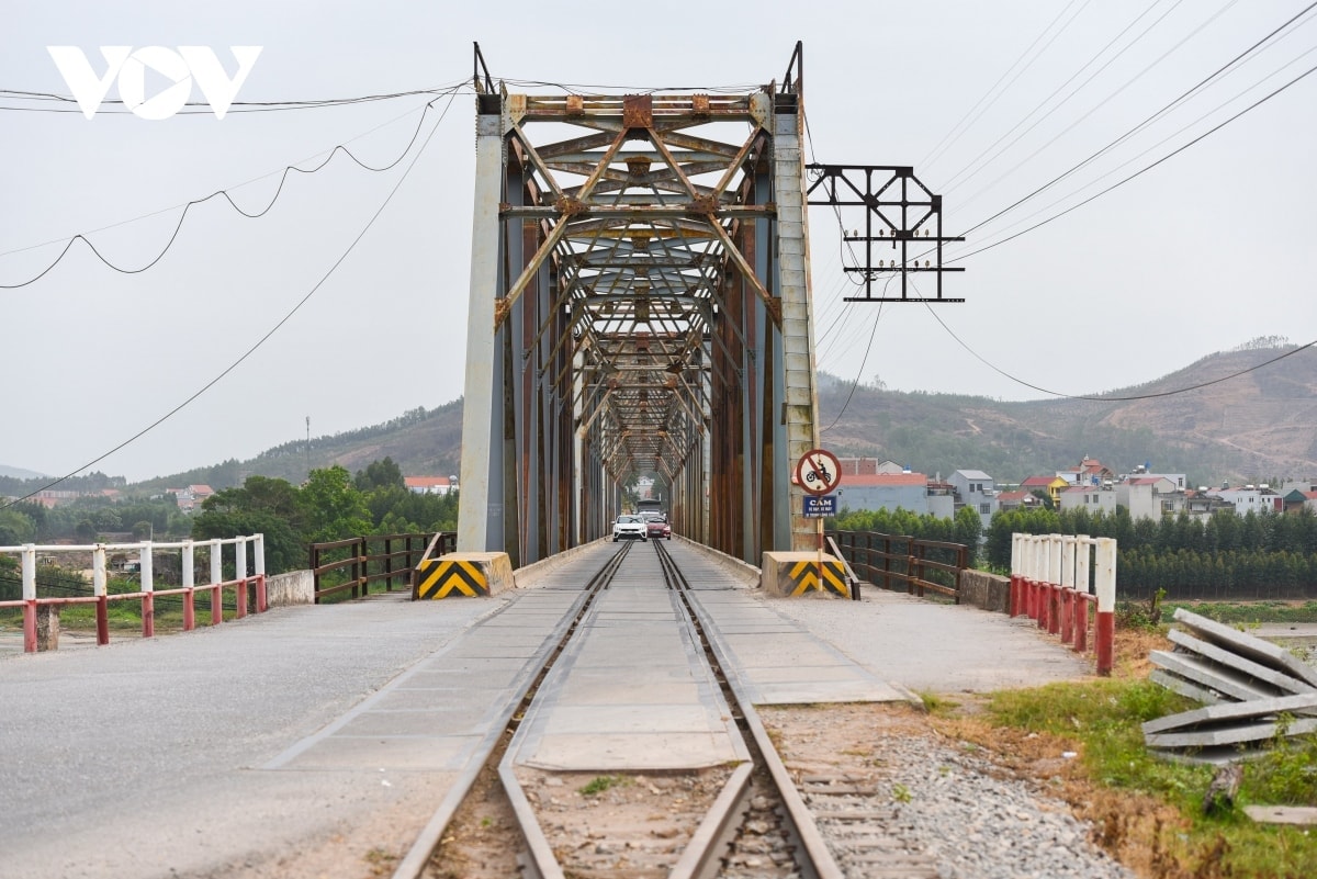 3 tháng nữa, cây cầu duy nhất Việt Nam có đường sắt chung đường bộ sẽ bị dỡ bỏ sau gần 50 năm- Ảnh 1. 3 tháng nữa, cây cầu duy nhất Việt Nam có đường sắt chung đường bộ sẽ bị dỡ bỏ sau gần 50 năm- Ảnh 1.