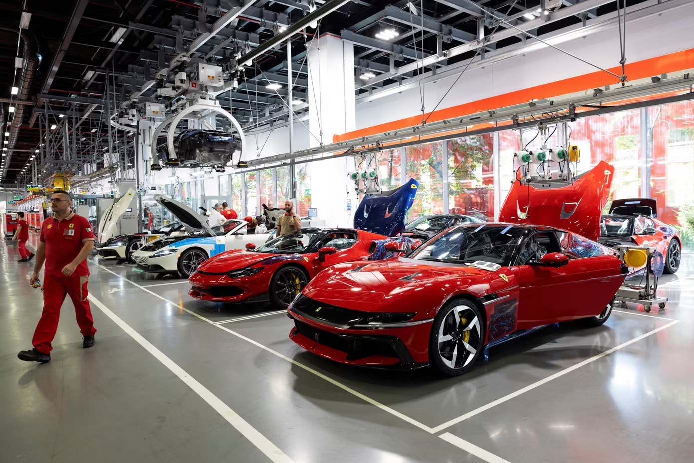 Ferrari là một trong những hãng xe sớm quyết định ngừng giao hàng tới Trung Đông trong tháng 3. Ảnh: Reuters Hàng loạt xe sang bị mắc kẹt do xung đột ở Trung Đông - Ảnh 2.