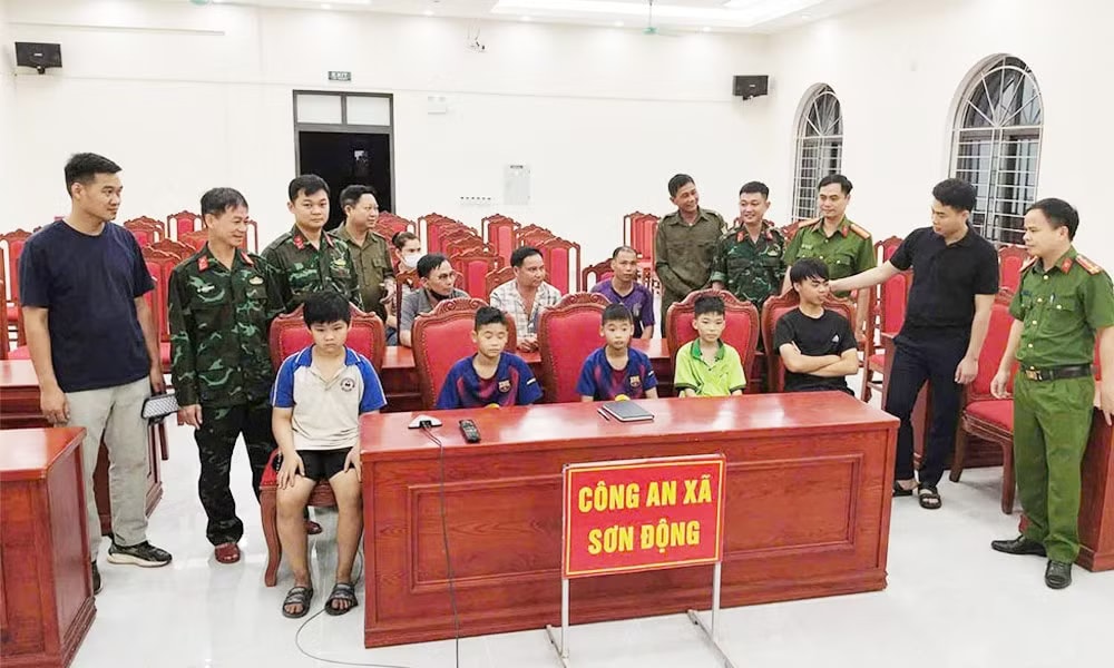 Lực lượng chức năng xã Sơn Động kịp thời tìm thấy 5 em nhỏ bị lạc trong rừng. Nghẹt thở tìm 5 trẻ lạc giữa rừng trong đêm - Ảnh 1.