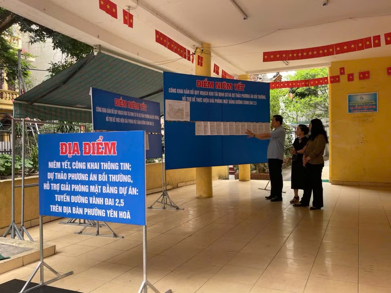 Phường Yên Hòa niêm yết dự thảo phương án bồi thường, GPMB dự án đường Vành đai 2,5 Hà Nội: Người dân thuộc dự án khẩn cấp Vành đai 2,5 khảo sát thực tế khu đất tái định cư - Ảnh 2.