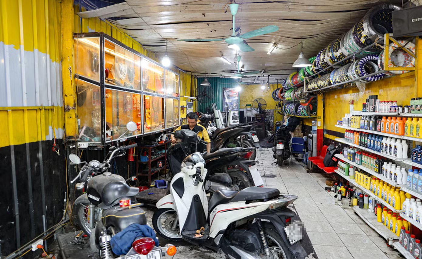 Người dân cần tăng cường bảo dưỡng xe máy xăng dầu nếu chưa có điều kiện chuyển đổi sang xe điện. Ảnh: Minh Hiếu. Lưu ý quan trọng khi Hà Nội, TPHCM hạn chế xe máy xăng từ 1/7 - Ảnh 3.