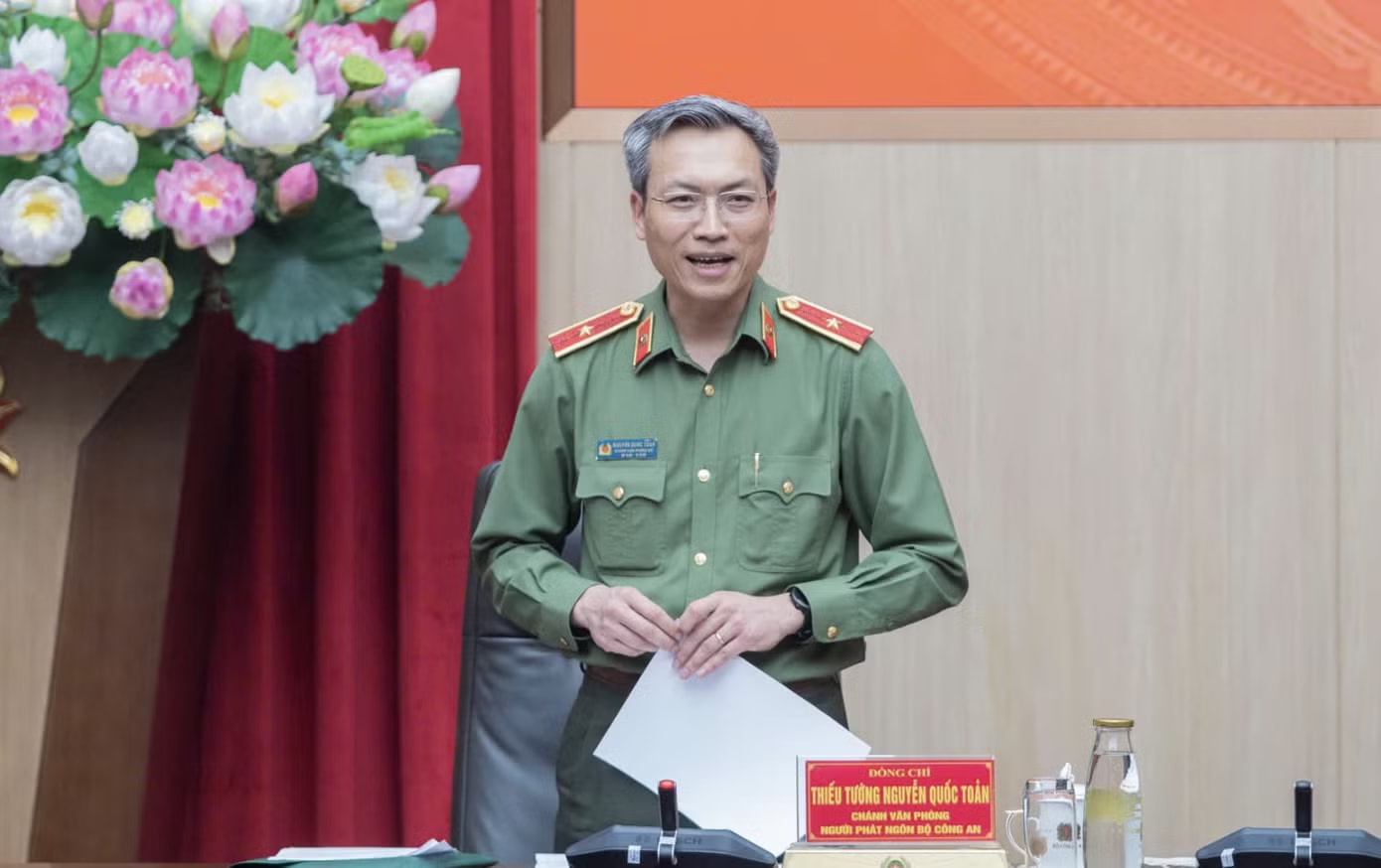 Thiếu tướng Nguyễn Quốc Toản, Chánh Văn phòng Bộ Công an thông tin tại cuộc họp báo. Ảnh: Phạm Nam. Xử lý hơn 9.000 vụ vi phạm an toàn thực phẩm trong 3 tháng - Ảnh 1.