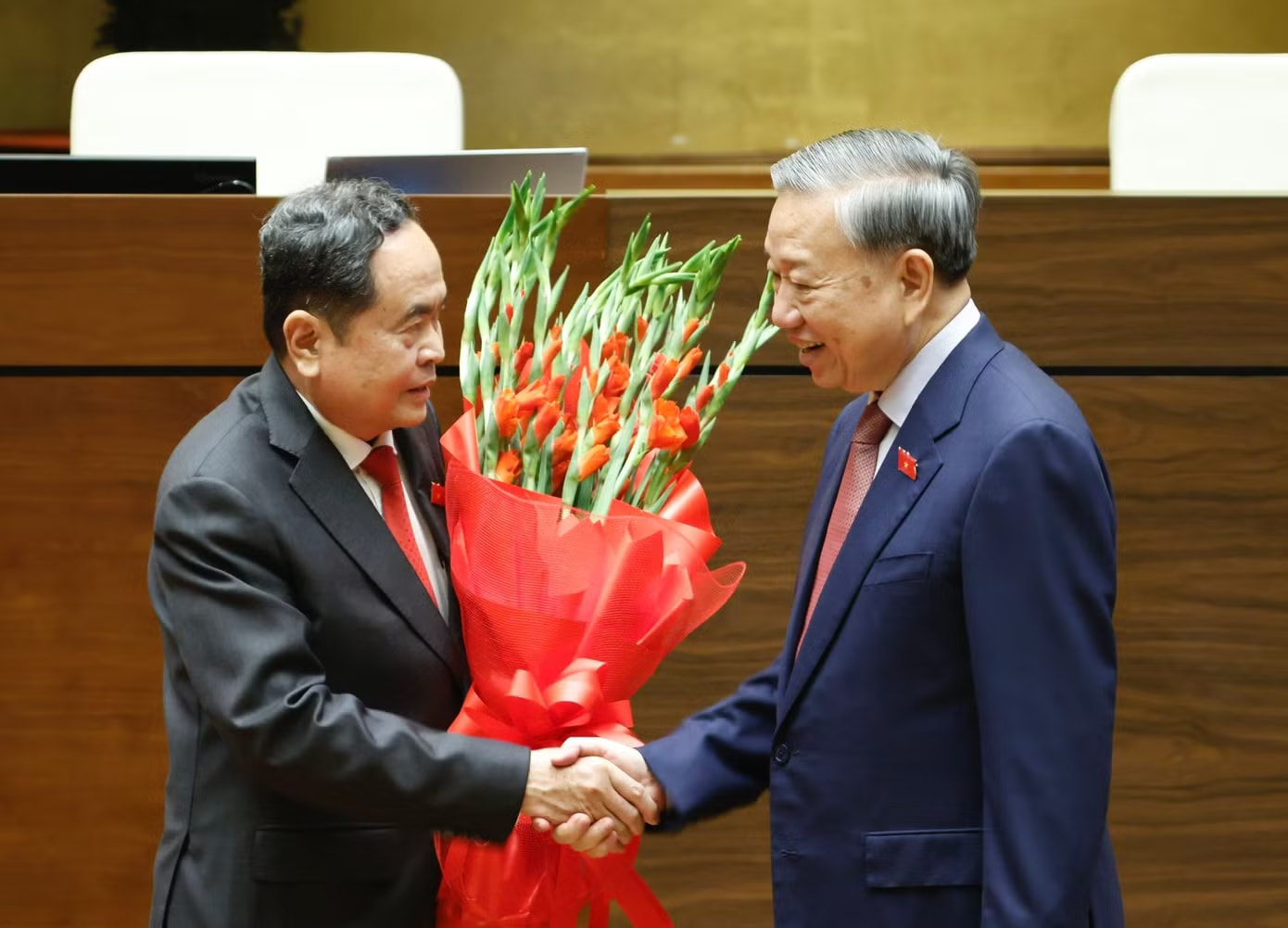 ổng Bí thư Tô Lâm tặng hoa chúc mừng Chủ tịch Quốc hội Trần Thanh Mẫn. Ảnh: Như Ý. Chủ tịch Quốc hội: Nói đi đôi với làm, làm ngay, làm đúng, làm hiệu quả, làm đến cùng - Ảnh 2.